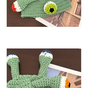 Primo piano dettagliato del cappello polpo all'uncinetto fatto a mano con texture e design.