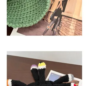 Dettaglio del berretto lavorato a uncinetto a polpo, caldo cappello invernale in lana.