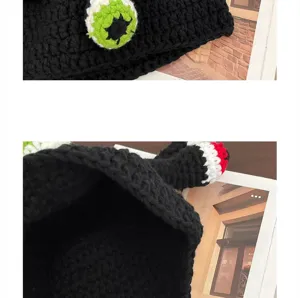 Dettaglio cappello lavorato a uncinetto con tentacoli di polpo, berretto invernale caldo e unico.