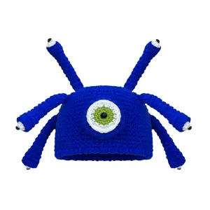 Berretto in maglia all'uncinetto blu fatto a mano con un occhio e simpatici tentacoli.