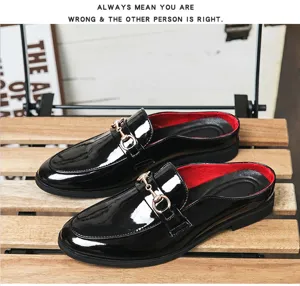 Herren schwarze Lackleder Pantoletten Freizeitschuhe mit eleganter Metall Schnalle.
