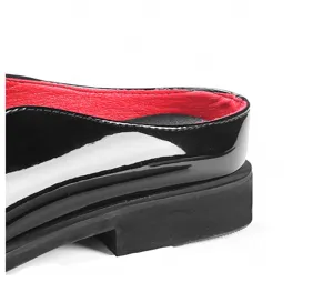 Schwarze Lackleder Herren Pantolette Schuh mit rotem Innenfutter und flacher Sohle.