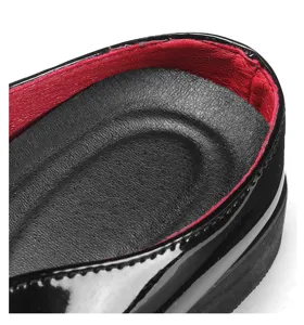 Detailansicht von Herren Lackleder Slipper in Schwarz mit rotem Innenfutter und bequemer Sohle.