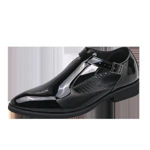 Zwarte lakleren T-riem schoenen voor heren, stijlvolle comfortabele casual platte sandalen.