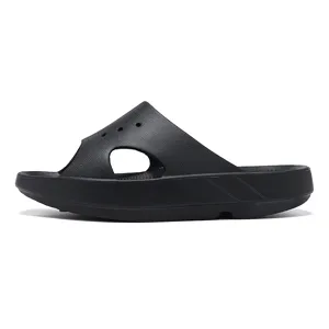 Minimalistische Plateau-Hausschuhe fur Damen und Herren, schwarze Seitenansicht.