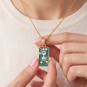 Collar con colgante de tarot de acero de titanio cadena dorada joyería elegante mujer vista principal