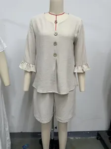Dames tweedelig set v hals knopen volant mouwen top en korte broek voor de zomer.