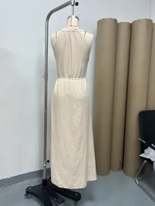 Καλοκαιρινό casual φόρεμα μάξι με λαιμόκοψη halter, αμάνικο σχέδιο με κορδόνι μέσης.