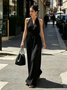 Μακρύ μαύρο καλοκαιρινό φόρεμα με halter λαιμόκοψη, V-λαιμό και κορδόνι μέσης για διακοπές.