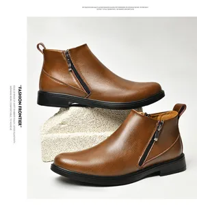 Detailaufnahme brauner Herren Leder-Ankle-Boots mit Seitenreißverschluss und Gummisohle.