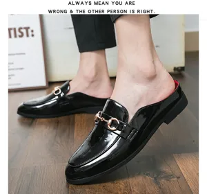 Herren Lackleder rückenfreie Slipper lässige Slipper Schuhe mit Metall Trensen Detail.