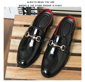 Herren glänzende schwarze Pantoletten, Slipper mit Metall-Trense für den Sommer im Alltag.