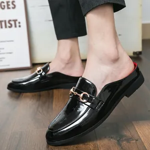Herren Freizeit Lackleder rückenfreie Slipper Pantoletten mit Metallschnalle Sommerschuhe.
