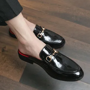 Schwarze Herren Lackleder Pantoletten Sommer Slipper mit Metall Schnalle Freizeitschuhe