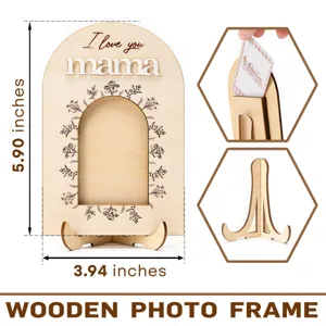 Dettaglio cornice in legno con incisioni floreali, scritta 3D mama e supporto regolabile.