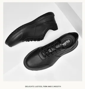 Detalle zapatos casuales hombre cuero negro, textura delicada y cómodo diseño con cordones.