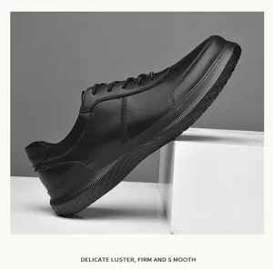 Vista detallada de zapatos casuales de hombre en cuero genuino, textura negra y cordones.