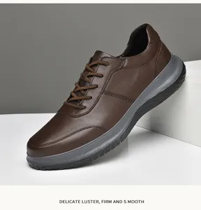 Zapatos casuales de cuero marrón para hombre con suela gris gruesa y diseño cómodo con cordones.