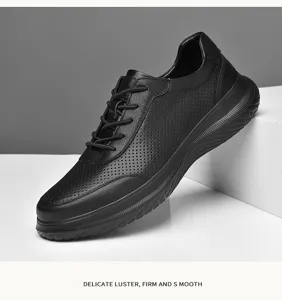 Vista detallada de zapatos casuales de cuero negro para hombre con diseño perforado.