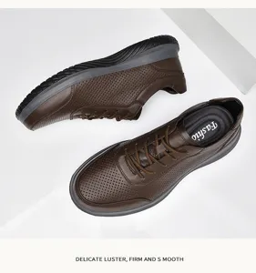 Vista detallada de zapatos casuales de cuero genuino para hombre perforados transpirables.
