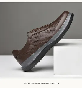 Zapatos casuales de cuero marrón para hombre con diseño perforado y suela gris para caminar al aire libre.