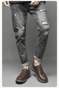 Vista detallada de zapatos casuales de cuero marrón para hombre, con cordones y suela.