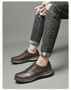 Vista detallada de zapatos casuales de cuero marrón para hombre con suela gruesa.