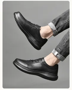Vista detallada de zapatos casuales para hombre en cuero negro con diseño transpirable.