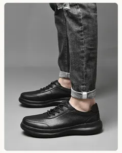 Primer plano detallado de zapatos casuales de hombre de cuero negro con perforaciones.