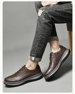 Vista detallada de zapatos casuales de cuero marrón para hombre con suela gruesa y cómoda.