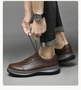 Vista detallada de zapatos casuales para hombre en cuero genuino con perforaciones y suela.