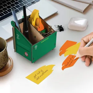 Organisateur de bureau en bois en forme de benne et porte-stylo avec notes adhésives drôles.