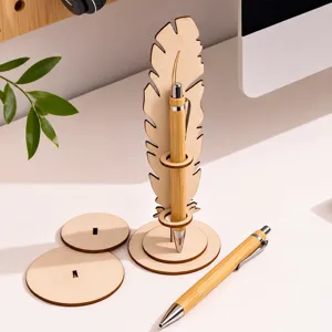 Portapenne in legno fatto a mano a forma di piuma con penna per la decorazione della scrivania.