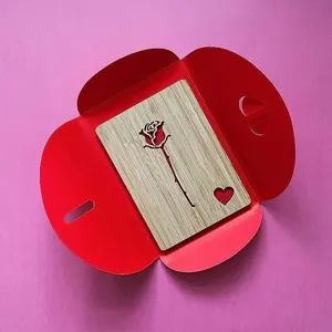 Hölzerne Rosen Grußkarte mit rotem Herzumschlag für Valentinstag Hochzeit Geschenk
