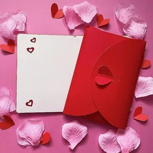 Valentinstag Holzgrußkarte und roter Umschlag Detailansicht mit rosa Blüten für Geschenke.