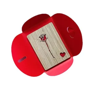 Hölzerne Valentinstag Grußkarte mit lasergeschnittener Rose und Herz in rotem Umschlag.