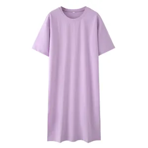 Robe t-shirt mi-longue violette unie à col rond, manches courtes et fente latérale chic.