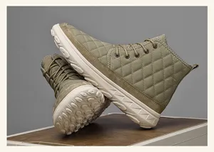 Winter high-top cotton boots, fleece-lined warm snow shoes for men with thick anti-slip sole.