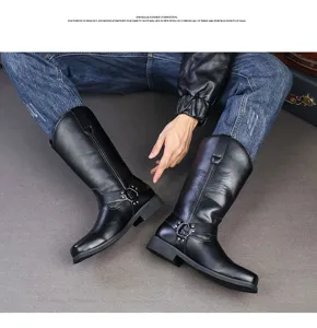 Detailansicht schwarzer Herren-Reitstiefel aus Leder mit stilvollem Schnallenriemen.