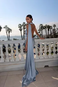 Vestido largo de satén azul claro con cuello halter, elegante diseño de espalda descubierta y caída fluida.