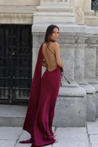 Vestido largo de satén de seda burdeos con cuello halter y espalda descubierta, detalle.