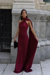 Impresionante vestido largo de satén de seda burdeos con elegante drapeado en el hombro.