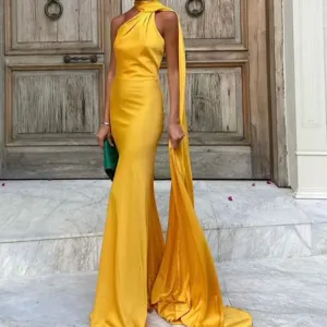 Elegante vestido largo de satén amarillo con capa larga, vestido de noche chic de verano.