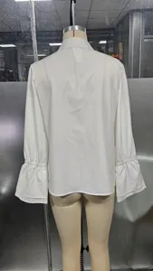 Detailansicht der weißen Freizeitbluse mit schicken Trompetenärmeln und Reverskragen.