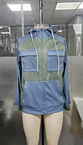 Giacca con cappuccio da uomo colorblock con tasche sul petto e zip per autunno e inverno.