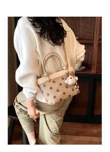 Detailansicht der Vintage Wildleder Pünktchen Handtasche mit Plüsch Bär Anhänger.