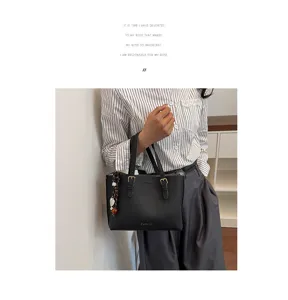 Vista detallada del bolso tote negro minimalista de estilo coreano, excelente textura.
