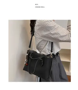 Bolso shopper bandolera negro gran capacidad estilo coreano vista detalle con pañuelo.