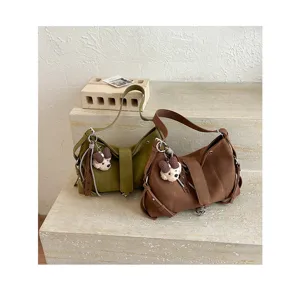 Detailansicht Retro-Achseltasche mit süßem Bärenanhänger, vielseitige Umhängetasche.