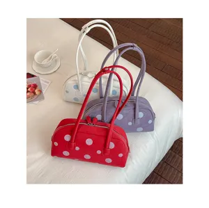 Vista detallada de bolsos de hombro de mujer modernos con lunares de estilo boliche.